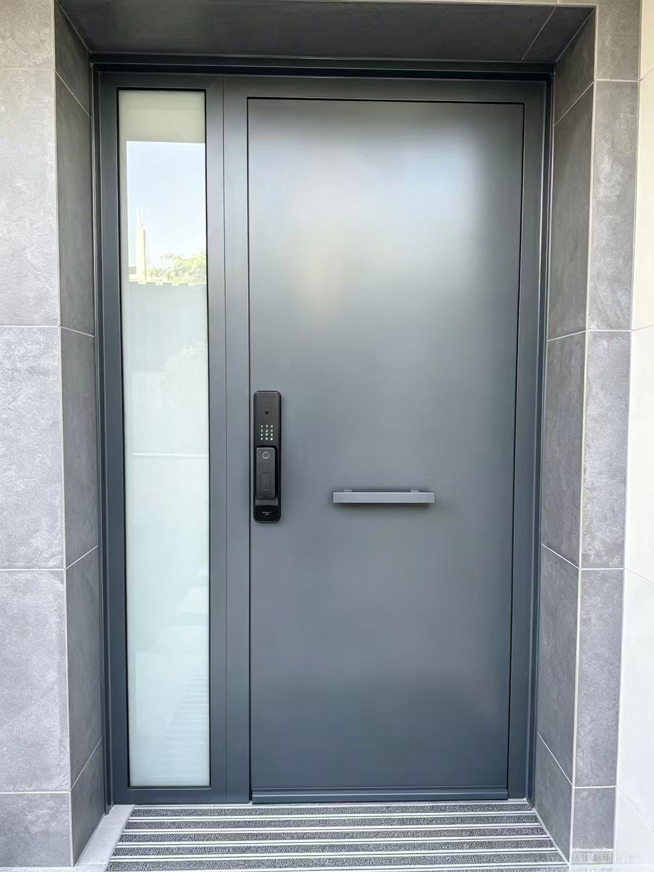 Vista frontal de la puerta con teclado y lector biométrico